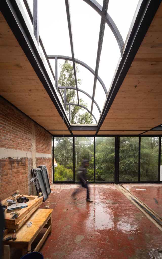 Casa-Coyote_Paralelo-Estudio15-Large.webp Un espacio para crear, expresarse y transformarse. Diseñado como un espacio creativo flexible, Estudio Coyote explora la relación entre arquitectura, arte e imagen. Construido por Paralelo Estudio